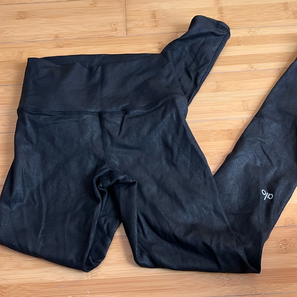 Alo Yoga Black Crinkly 25’ Leggings